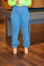 Load image into Gallery viewer, Catch My Vibe Ruched Jeans
